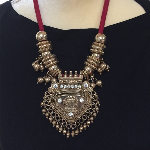 Necklace on red velvet rope - Picture 3 of 5